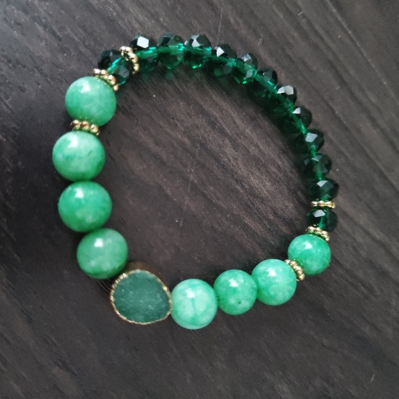 Green bracelet with a bit of gold - Picture 1 of 3